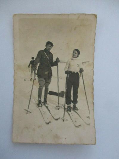 CPA PHOTOGRAPHIE MILITAIRE UN SOLDAT AU SKI EN COUPLE