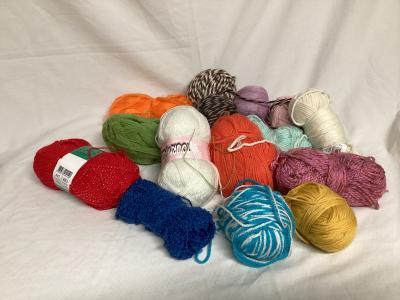 LOT DE PELOTES DE LAINES NEUVES ET ENTAMEES ( LP06-05-04 26B ) LOISIR CREATIF