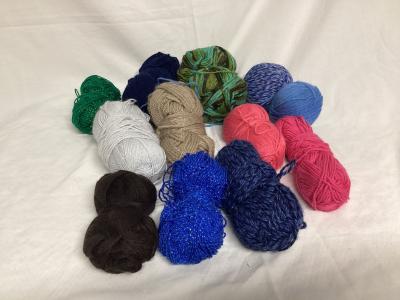 LOT DE PELOTES DE LAINES NEUVES ET ENTAMEES ( LP04-05-04 26B ) LOISIR CREATIF