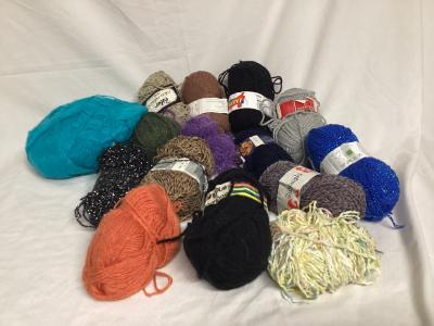 LOT DE PELOTES DE LAINES NEUVES ET ENTAMEES ( LP03-05-04 26B ) LOISIR CREATIF