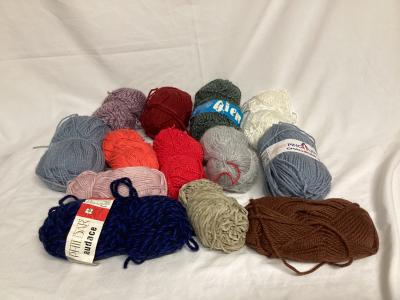 LOT DE PELOTES DE LAINES NEUVES ET ENTAMEES ( LP02-05-04 26B ) LOISIR CREATIF