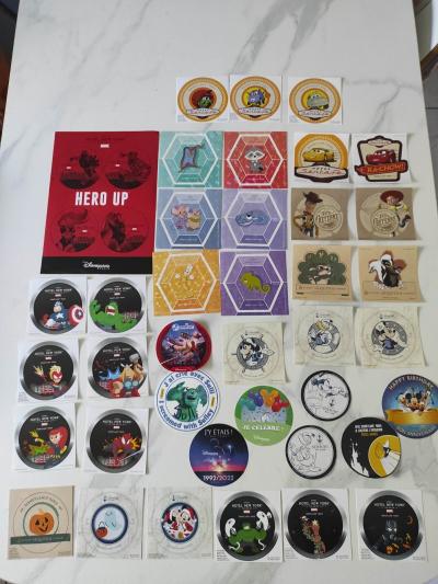 tr�s gros lot de stickers autocollants Disneyland Paris tous diff�rents