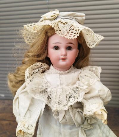 poup�e ancienne type Bleuette