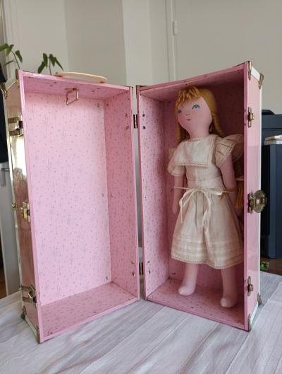 RARE   Poup�e de chiffon B�n�dicte Reveilhac dans sa valise   1985