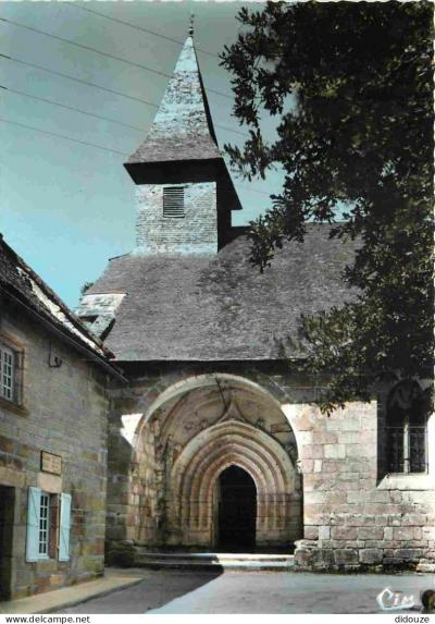 Carte Postale   19   Chaumeil   L'Eglise   porche du Xve   Mention Photographie