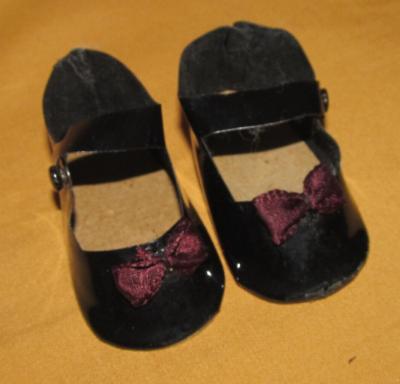Paire de chaussures vernies n uds pour poup�e longueur 7 cm