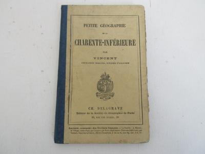 LIVRE SCOLAIRE PETITE GEOGRAPHIE de la CHARENTE INFERIEURE   VINCENT 1877