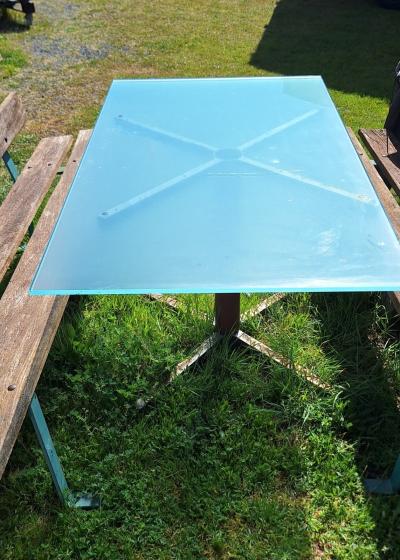 Grande table de jardin avec plateau en verre