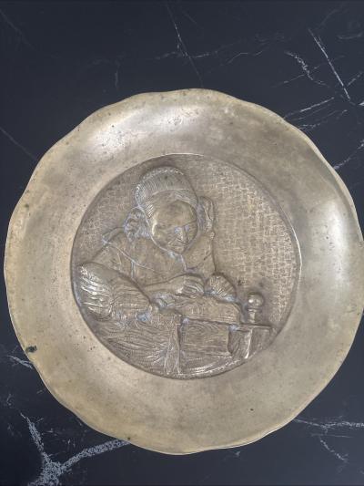 ANCIENNE ASSIETTE D�CORATIVE EN LAITON METAL REPOUSS�