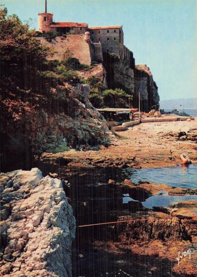 6 CANNES LE CHATEAU FORT OU FUT EMPRISONNE LE MASQUE DE FER