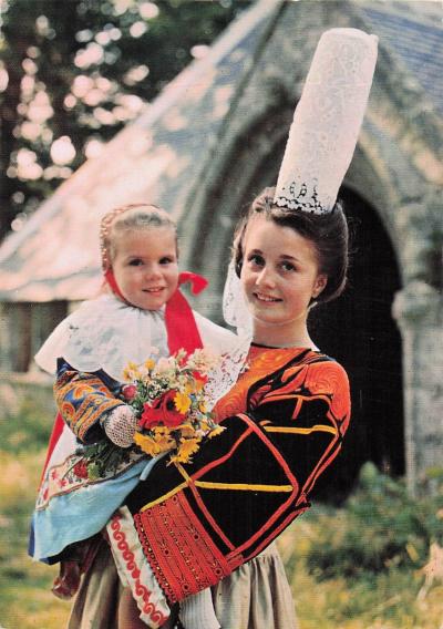 29 QUIMPER REINE DES BRODEUSES ET DE CORNOUAILLE EN COSTUME BIGOUDEN