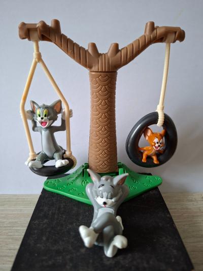 Lot Figurines  TOM et JERRY   TOM FAIT LA SIESTE   BALAN�OIRE