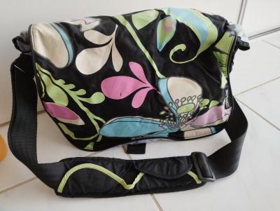 SAC BANDOULIERE POUR  CHANGER  BEBE marque COSMOPOLITAIN NOIR  MOTIF FLEURS