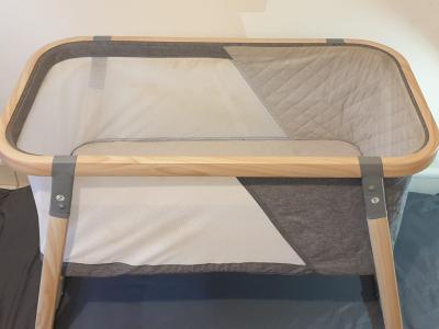Lit b�b� - berceau pliable en bois et tissu   Bon �tat, avec matelas