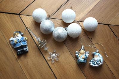 Lot boules de No�l dor�es, suspensions de No�l d�coration bleu blanc argent�