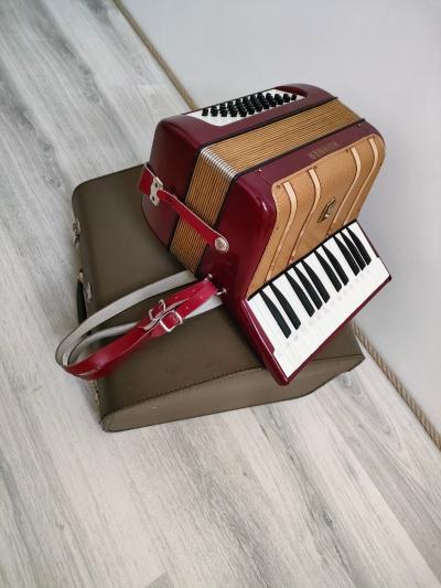 Accord�on vintage, fonctionelle touche piano Hohner ann�e 70
