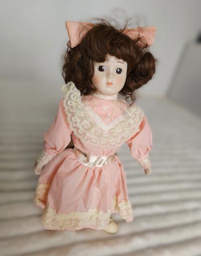 Poup�e 4   Poup�e de collection 37 cm   T�te en porcelaine   Robe rose dentel