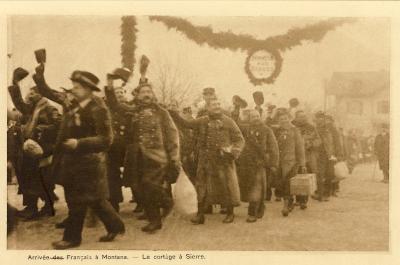 CPA Militaria Arriv�e du R�giment des Troupes Fran�aises au Montana, Sierre...