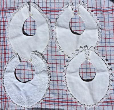 Lot de 4 bavoirs anciens b�b�, piqu� de coton blanc, dentelle