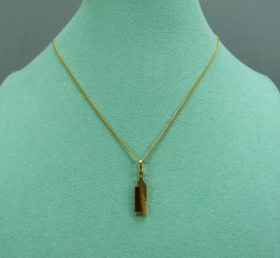 Ravissant collier ras de cou et pendentif plaqu� or lamin�,  jade, L 37,5 cm.