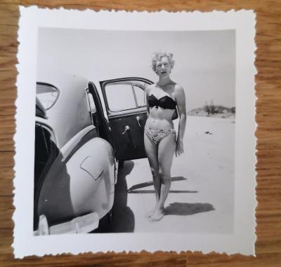 Snapshot photo   femme voiture plage maillot bain   50's pin up   petit format