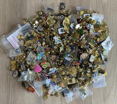Gros lot de 550 pin s divers et vari�s avec attaches