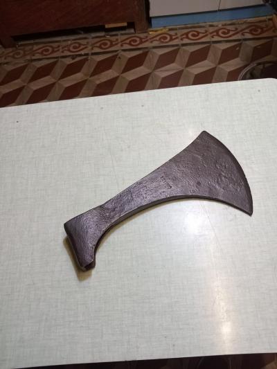 outil ancien -grand fer de hache-b�cheron-charpentier-old tool