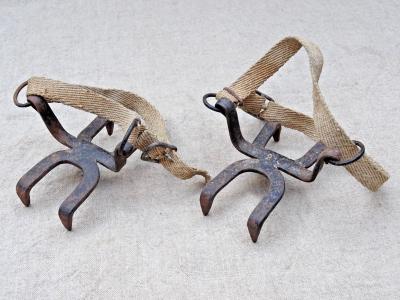 Anciennes paire de crampons fer forg� alpinisme montagne escalade