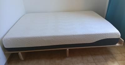 Matelas blanc   Sommier en bois en Tr�s bon �tat