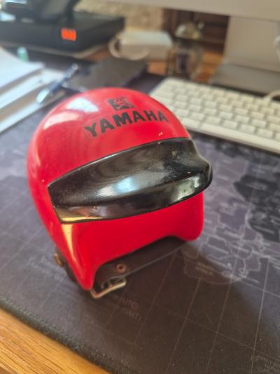 Vintage 60s-70s  TIRELIRE CASQUE DE MOTO YAMAHA EN PLASTIQUE ROUGE