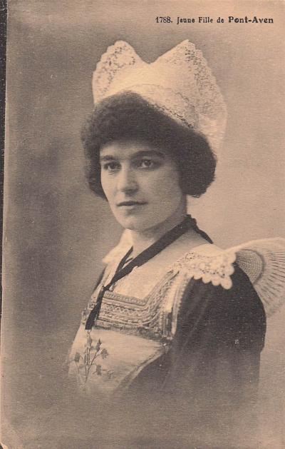 29 PONT AVEN JEUNE FILLE EN COSTUME TRADITIONNEL
