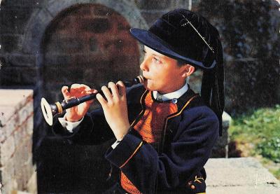 29 PONT AVEN PETIT GARCON EN COSTUME JOUANT DE LA BOMBARDE