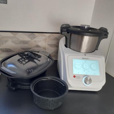 Robot monsieur connect  SILVERCREST SKMC 1200 D4 S-N 231408, etat neuf.