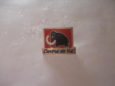 PINS MAGASIN MAMMOUTH CENTRE DE VIE  ROUGE
