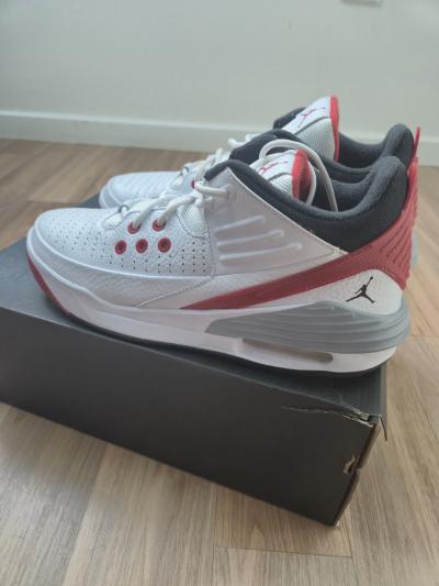 Nike Air Jordan Max Aura 5 White Varsity Red EU 44 US 10 New Box DZ4353 101