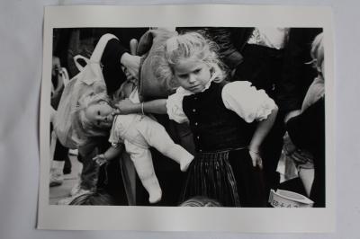 Photographie d'art JAN NEUMAN Petite fille et poup�e Islande (56130)
