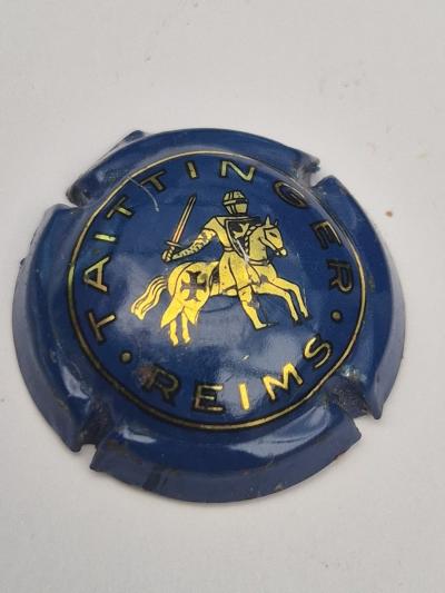 ANCIENNE CAPSULE DE CHAMPAGNE TAITTINGER TRAIT VERTICAUX DANS LE CASQUE. REF 28