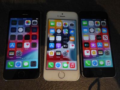 LOT 3 TELEPHONES APPLE IPHONE 5S 16 32 GO   ETAT BATTERIE 64% 85% 96%