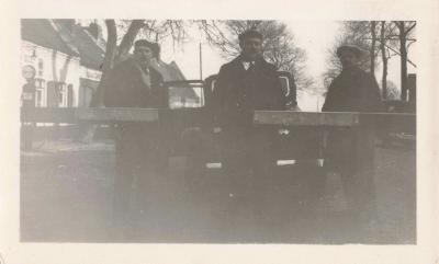 ANCIENNE PHOTOGRAPHIE TRIO D'HOMME VOITURE ANCIENNE DERRIERE UNE BARRIERE