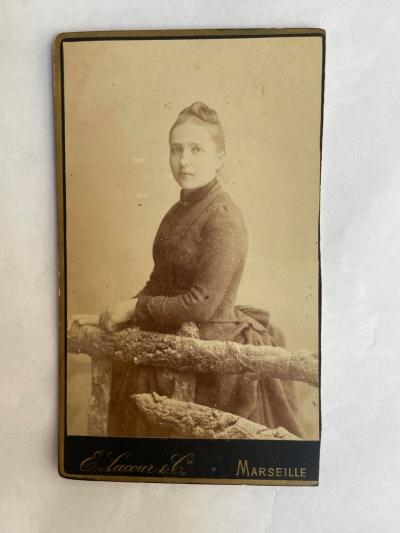 PHOTOGRAPHIE CIRCA 1900 E.LACOUR & CIE MARSEILLE (13) JEUNE FEMME