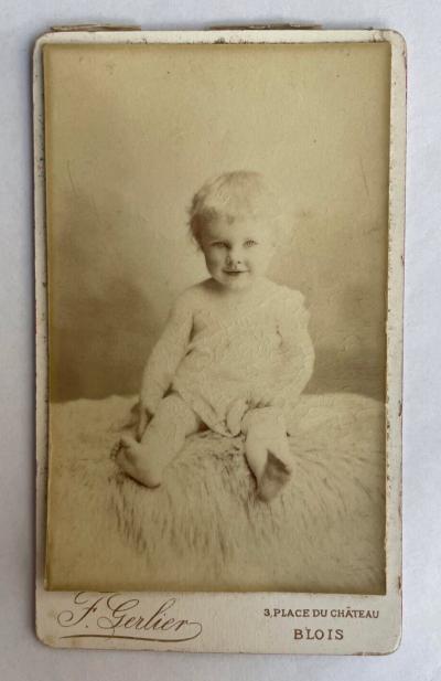 PHOTOGRAPHIE CDV CIRCA 1900 F.GERLIER CHAMBON BLOIS (41) BEBE PREND LA POSE