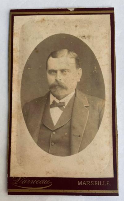PHOTOGRAPHIE CDV CIRCA 1900 MARSEILLE (13) DARRICAU HOMME COSTUME NOEUD PAPILLON