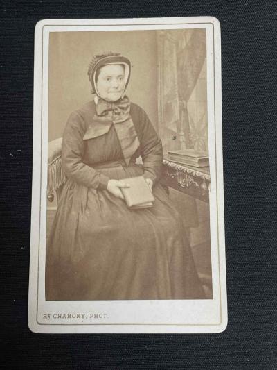 ANCIENNE PHOTOGRAPHIE CDV RT CHANONY A MONTPELLIER FEMME ET SON LIVRE