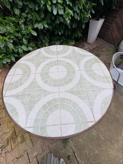 table de jardin carrel� en b�ton all�g�