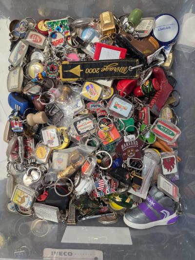 300 porte clefs anciens et recents