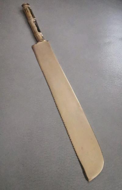 Couteau � pain en laiton manche d�cor bambou