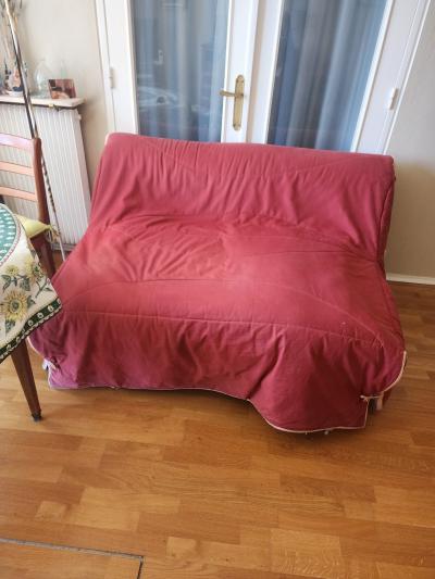 canap� lit convertible marque BZ   140 x 190 cm  3 places  tissu rouge bon �tat