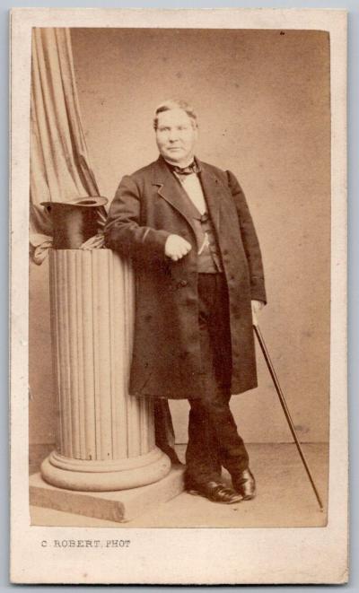 CDV 1865 Homme � la canne appuy� � la colonne Photographie par Robert � Senlis