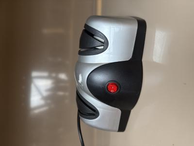 Aiguiseur de couteaux �lectrique � 2 fentes