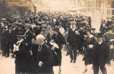 CPA MILITARIA - CARTE PHOTO - DEFILE MILITAIRE OU OBSEQUES A DEFINIR